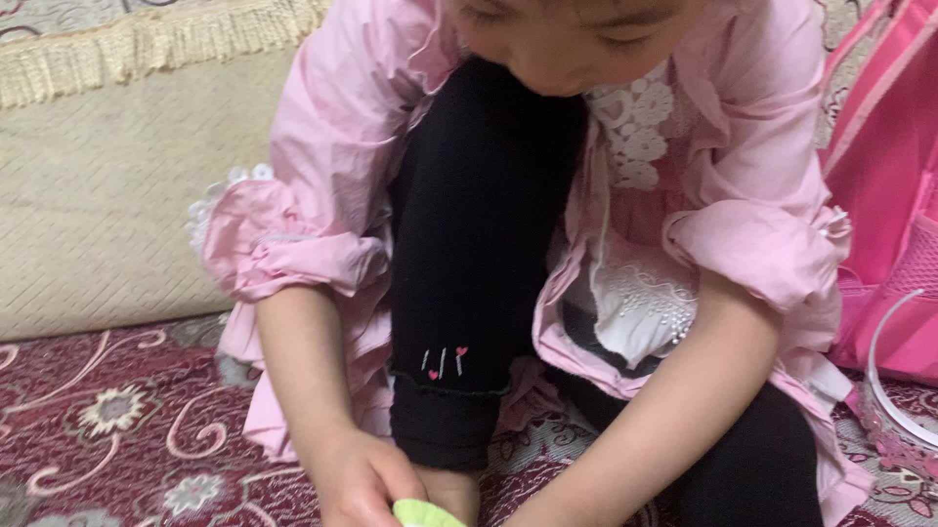练习穿袜子