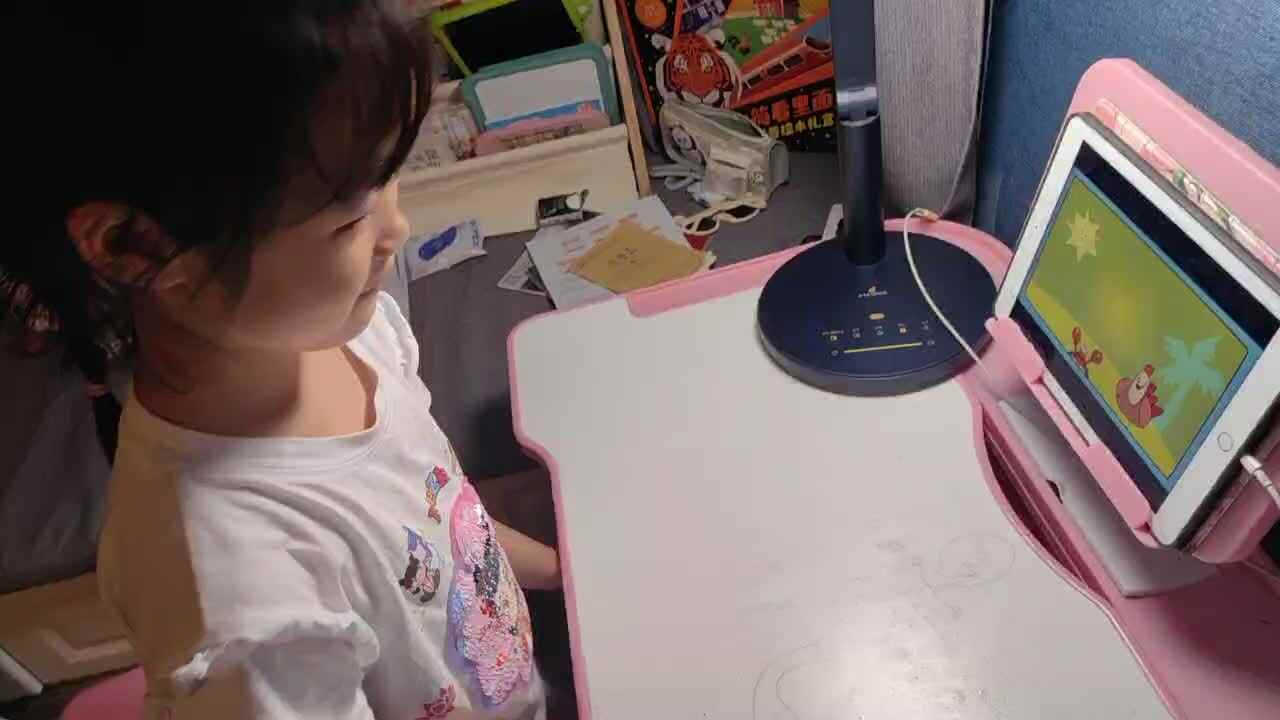 大B班 徐子伊 看英语视频