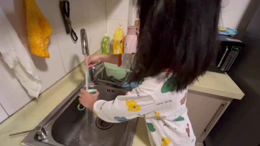 大B班李茵琪练习清洗水杯.mov