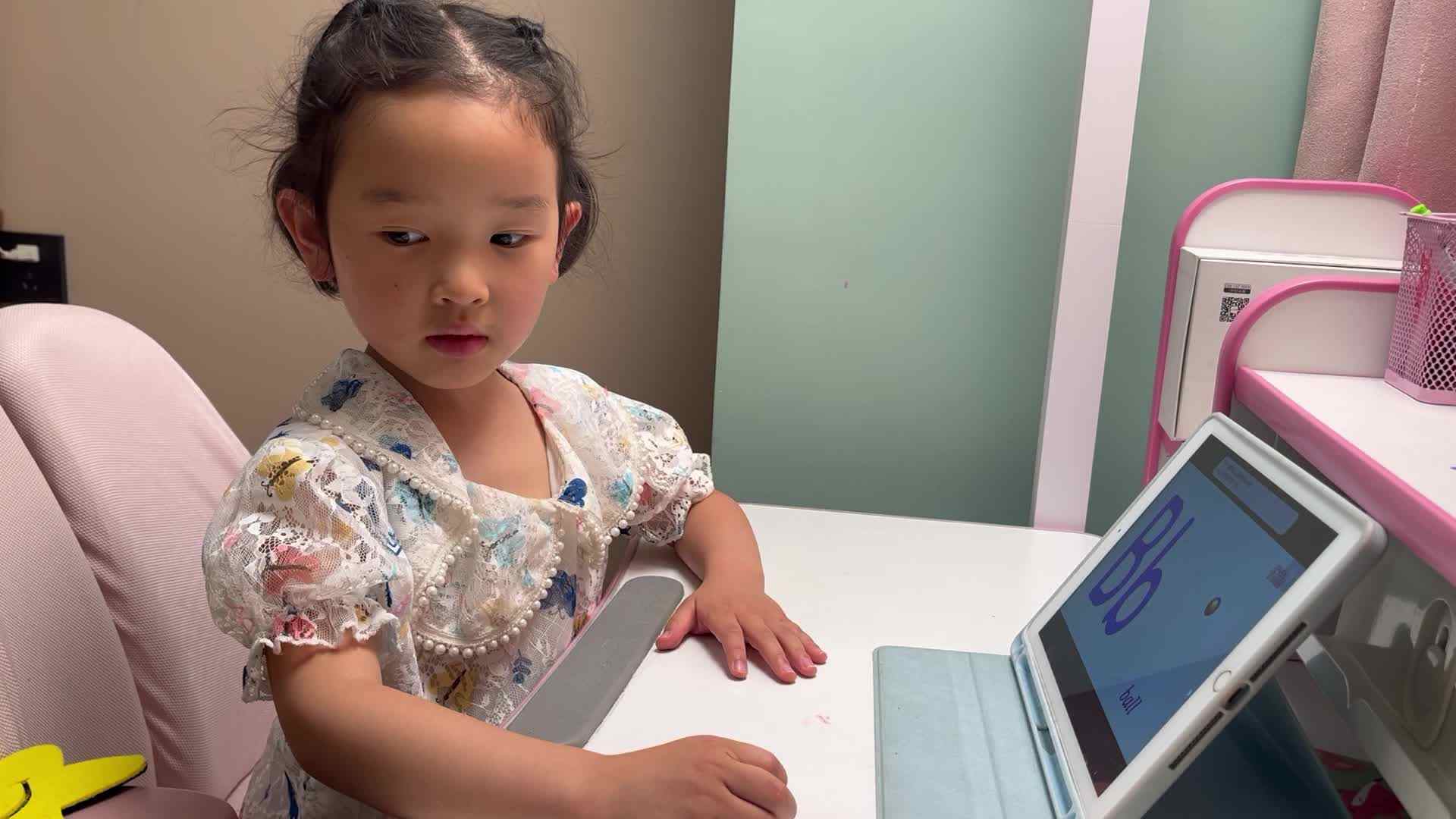 2025.5.6大B班温欣学习跟唱英语儿歌<A  is  a   apple>.mov