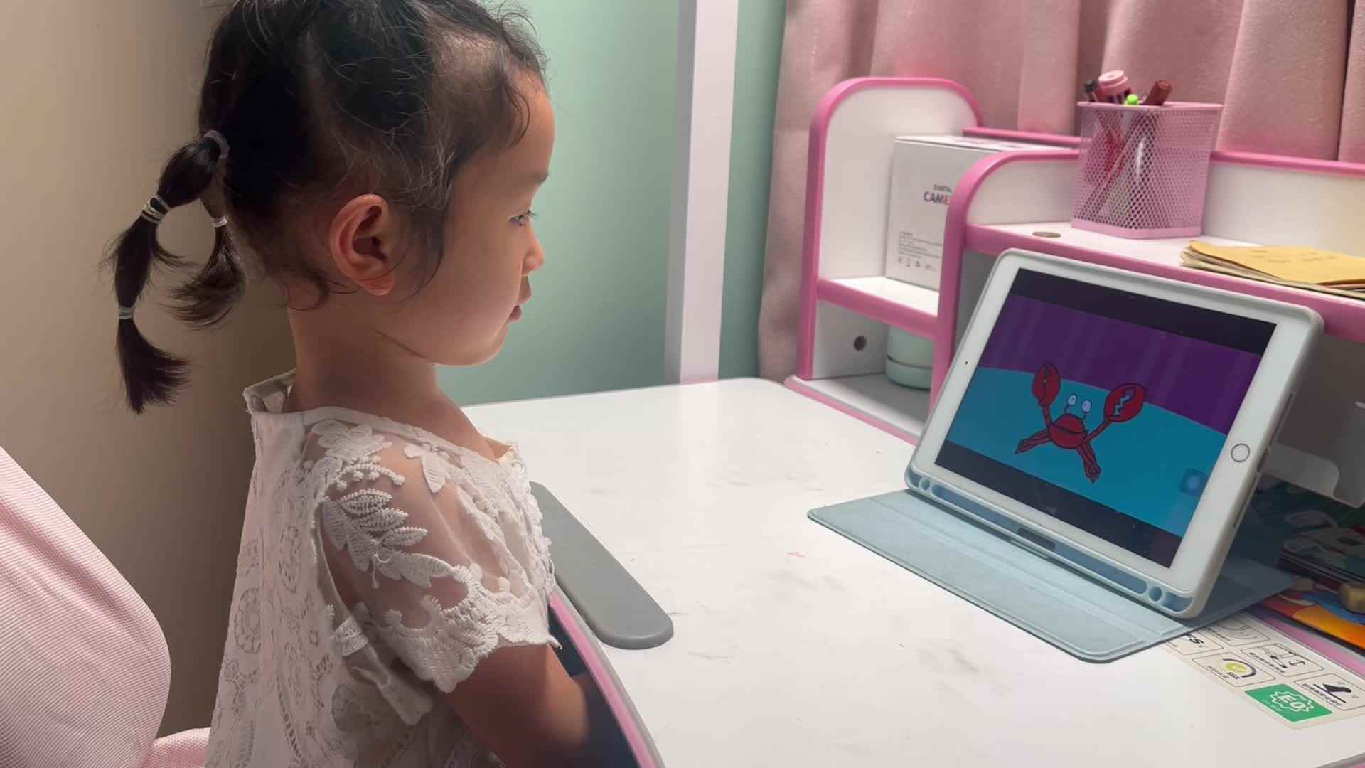 2025.5.23大B班温欣观看英文儿歌 <Months  of the Year>.mov