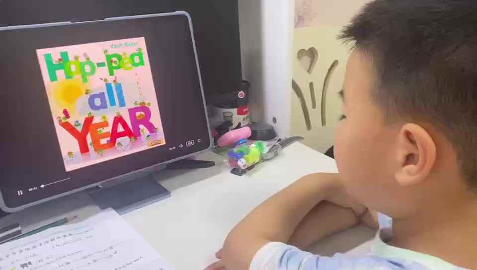 ⁣大B班吕子垚观看英文视频（⁣Hap-pea All Year）2025.5.23