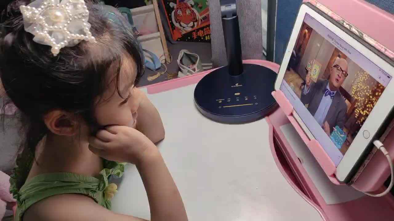 大B班  徐子伊  看英语视频