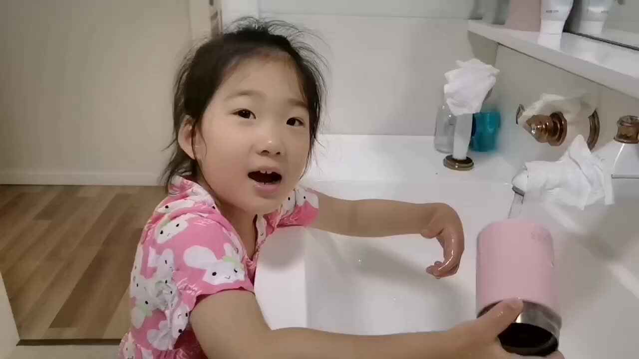大b班宁汐言练习洗杯子