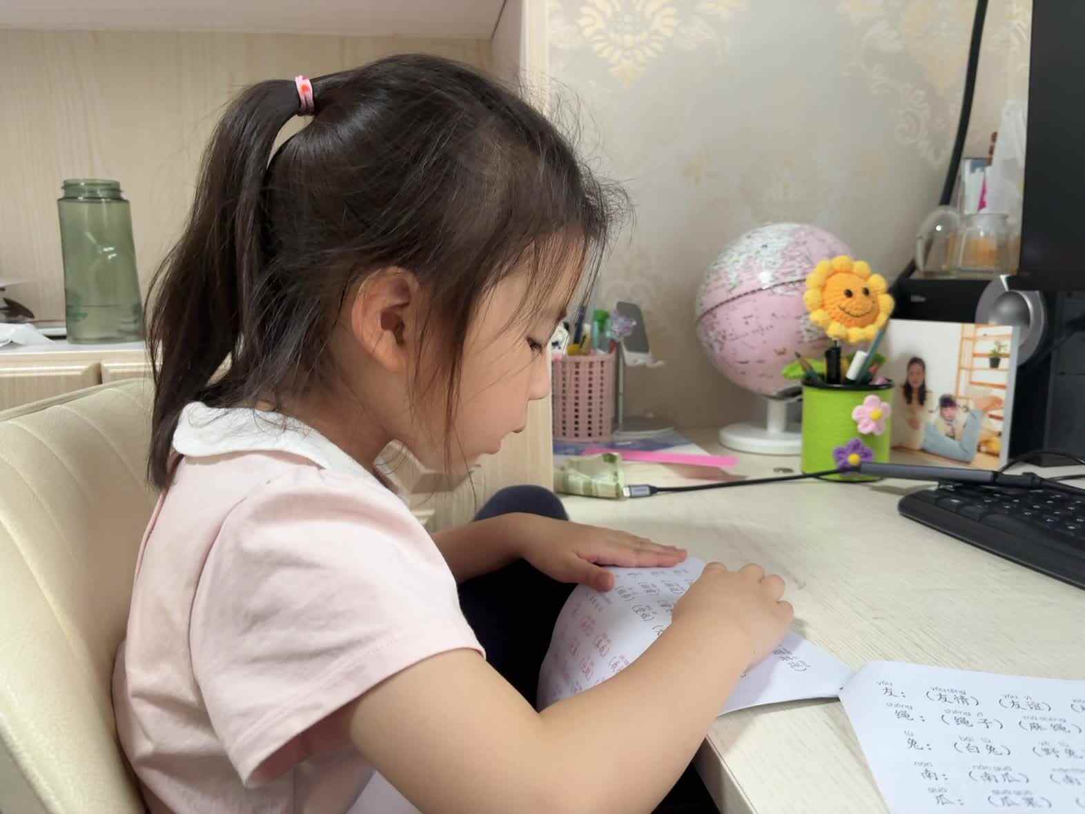 学前B班蒲依诺2025.5.15日指读词组(说客等词组).mp4