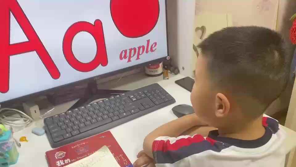 大B班吕子垚观看英文儿歌（⁣A is for Apple）2025.5.6