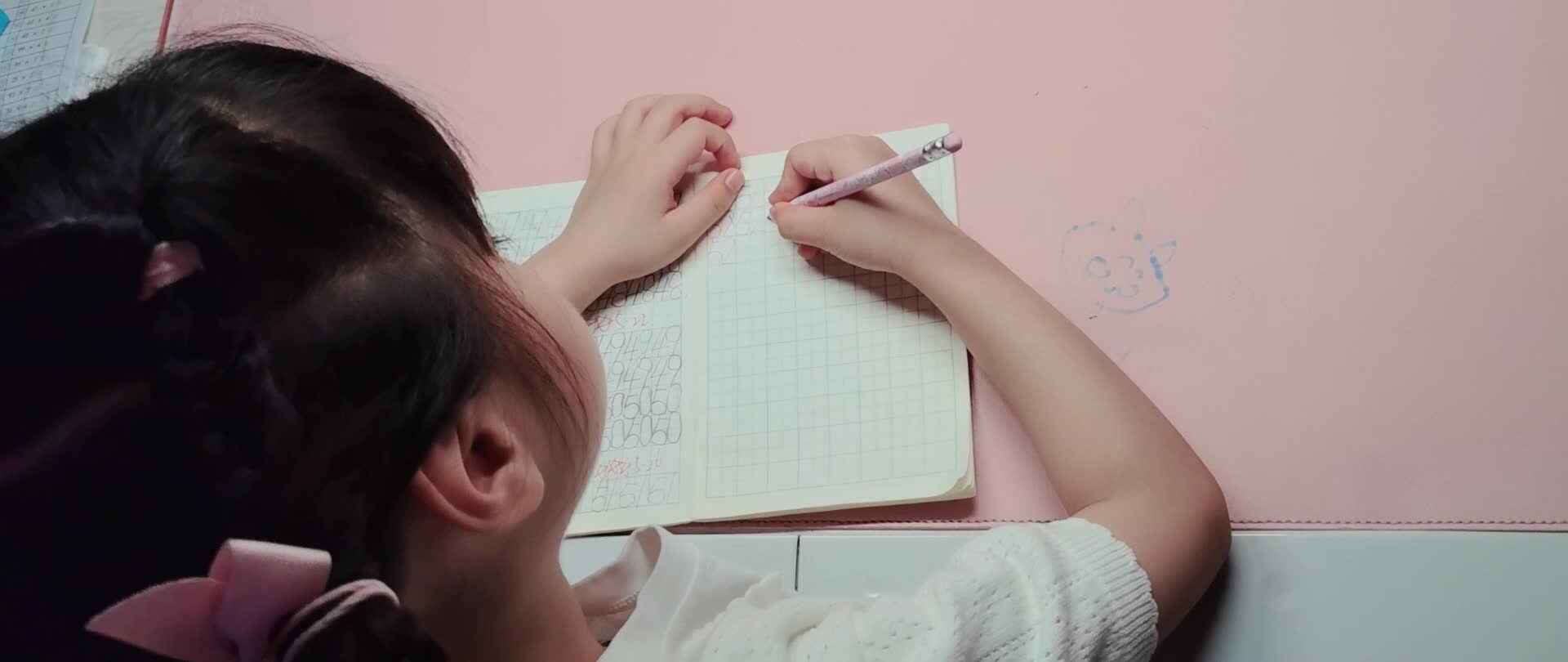 大A李思锦：书写数字51，52/英语/叠被子