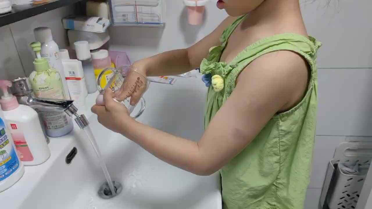 大B班 徐子伊  洗杯子