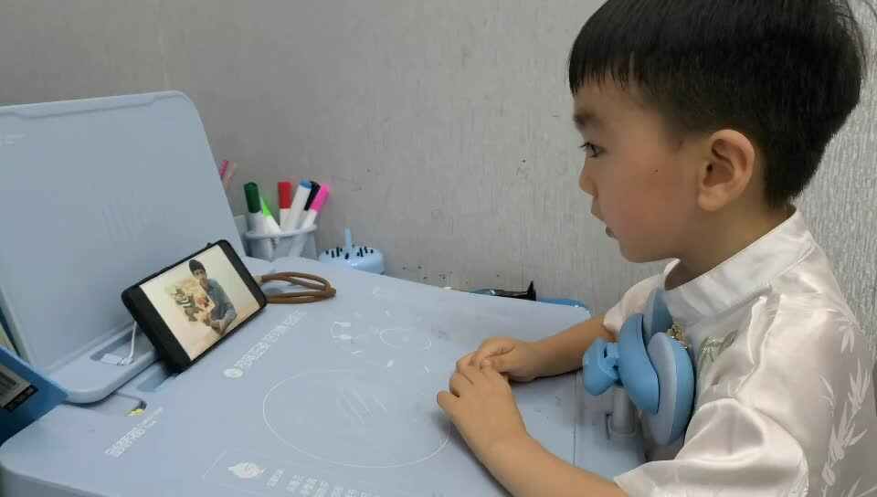 中A班蒋熠   2025.5.16  观看英语视频.mp4