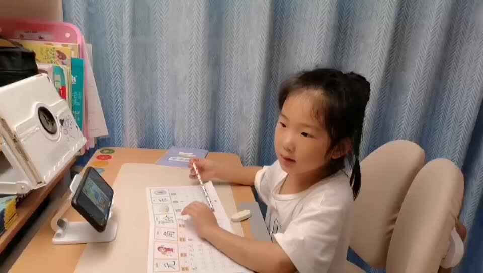 大b班宁汐言观看英语视频