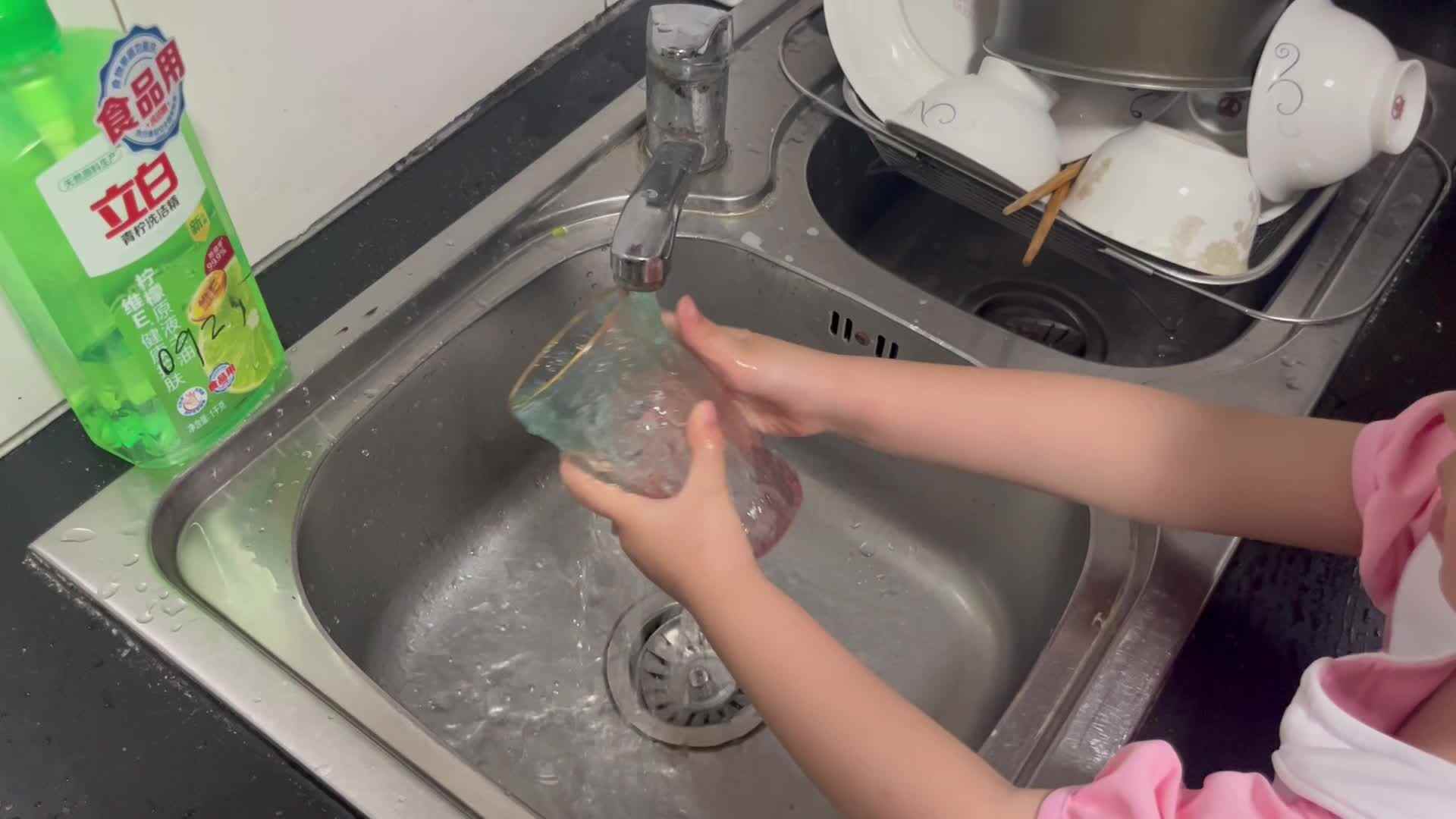 5.19大A班赵欣奕清洗杯子