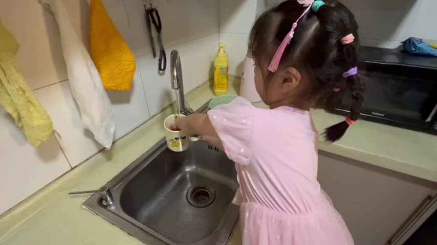 大B班李茵琪练习清洗水杯