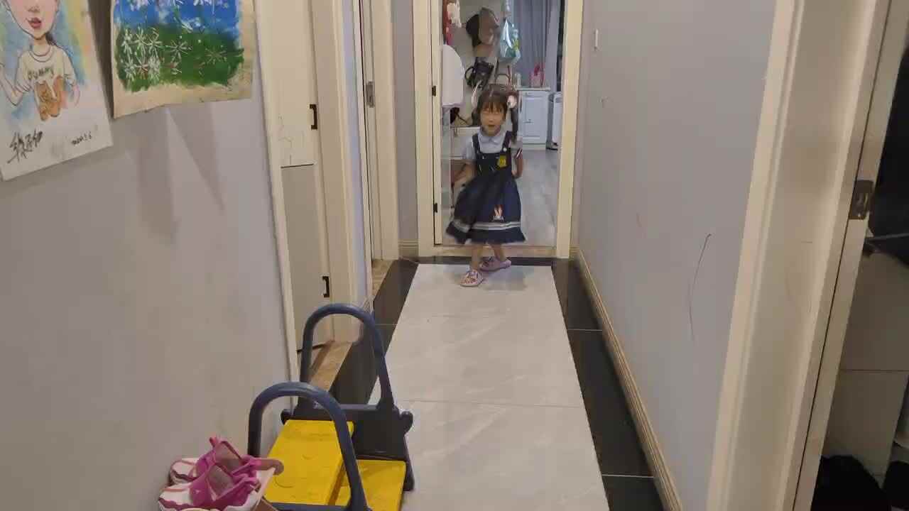 大B班 徐子伊  双脚交叉跳
