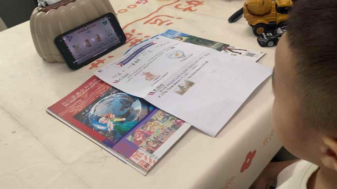 观看视频并跟读《Pets朗读示范》