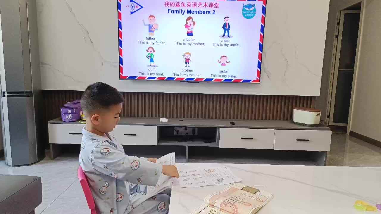 大B班吕子垚观看视频（⁣⁣⁣Family Members朗读示范2⁣⁣）2025.5.5