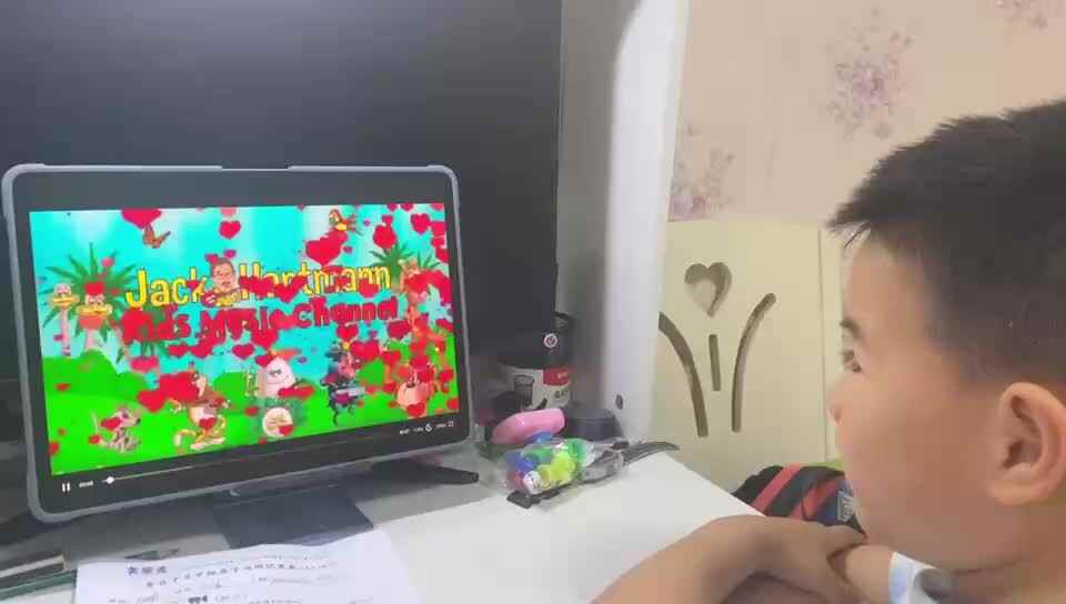 大B班吕子垚观看英文儿歌（Months of the Year Song）2025.5.23