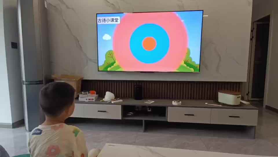 ⁣⁣⁣大B班吕子垚观看古诗视频（浣溪沙.端午）2025.5.17