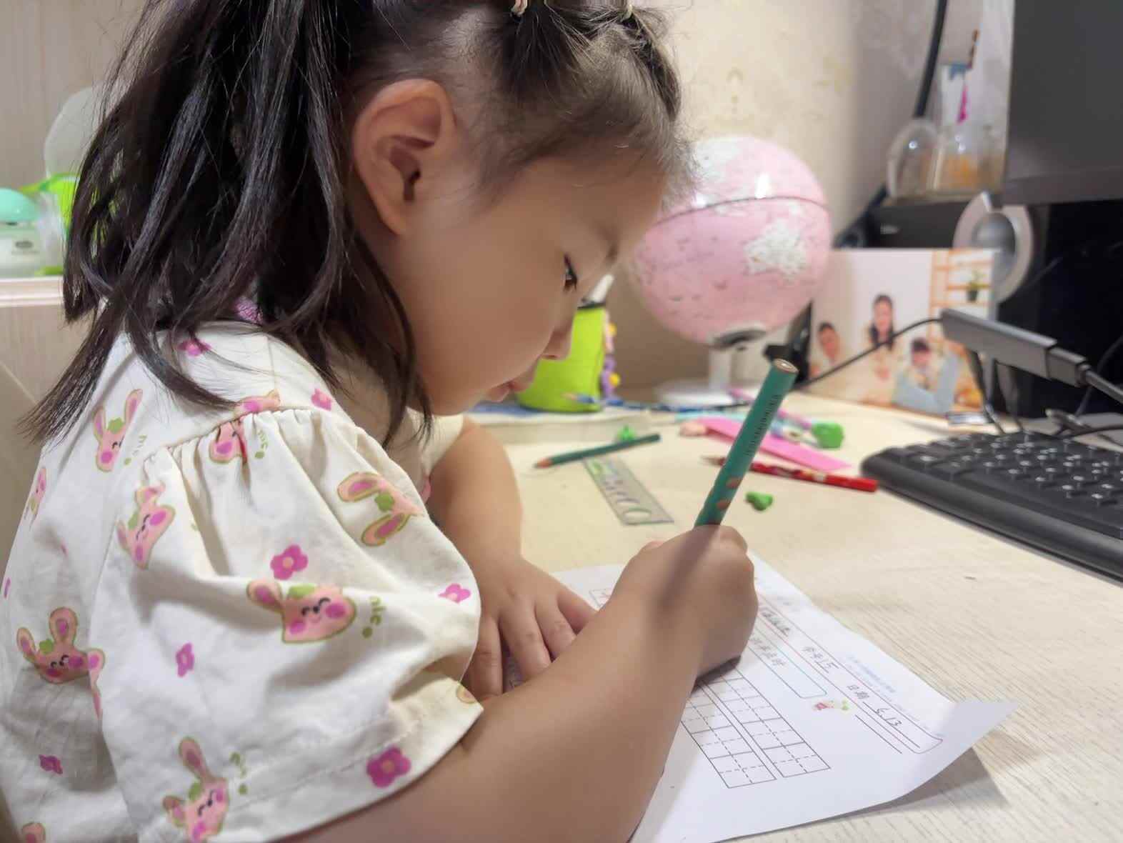 学前B班蒲依诺2025.5.13日读写汉字(半).mp4