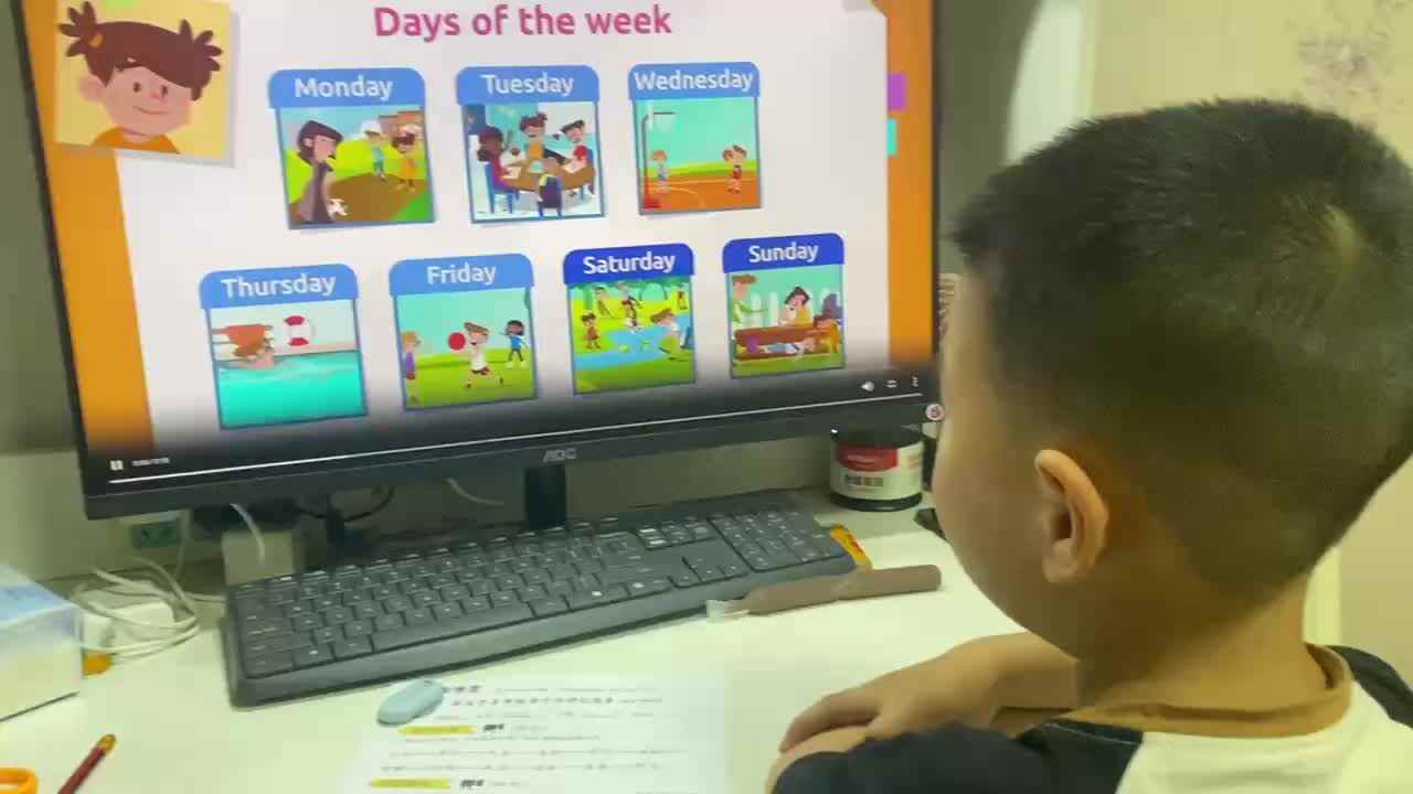 ⁣大B班吕子垚观看视频跟读（⁣⁣Days of the Week朗读示范）2025.5.9