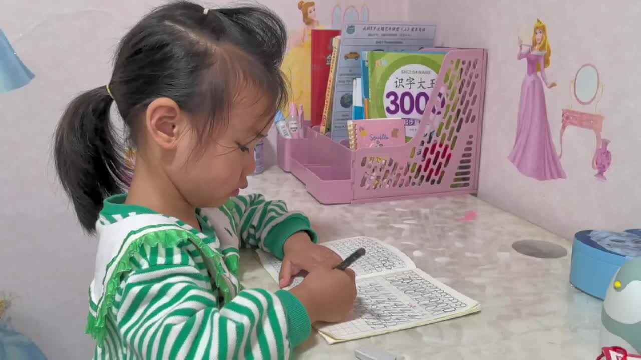 ⁣⁣⁣⁣⁣2025.5.16大A班张弦思―书写数字43 44.mp4
