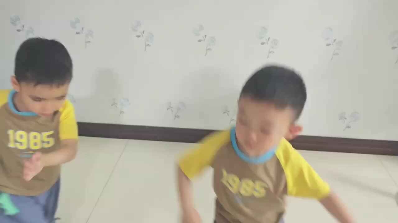 ⁣⁣2025.5.22中A班李柯辰李柯佑左右跳.mp4