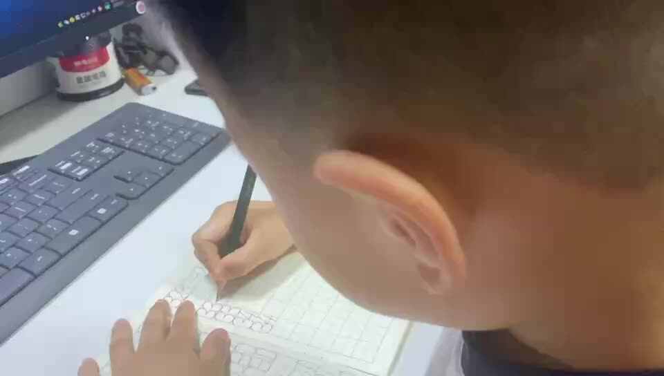 ⁣大B班吕子垚书写数字（33、34）2025.5.6