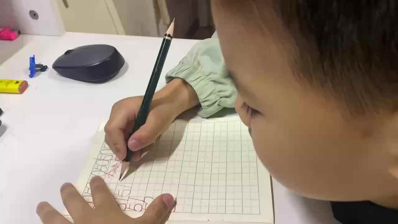 ⁣⁣⁣⁣大B班吕子垚书写数字（51、52）2025.5.27
