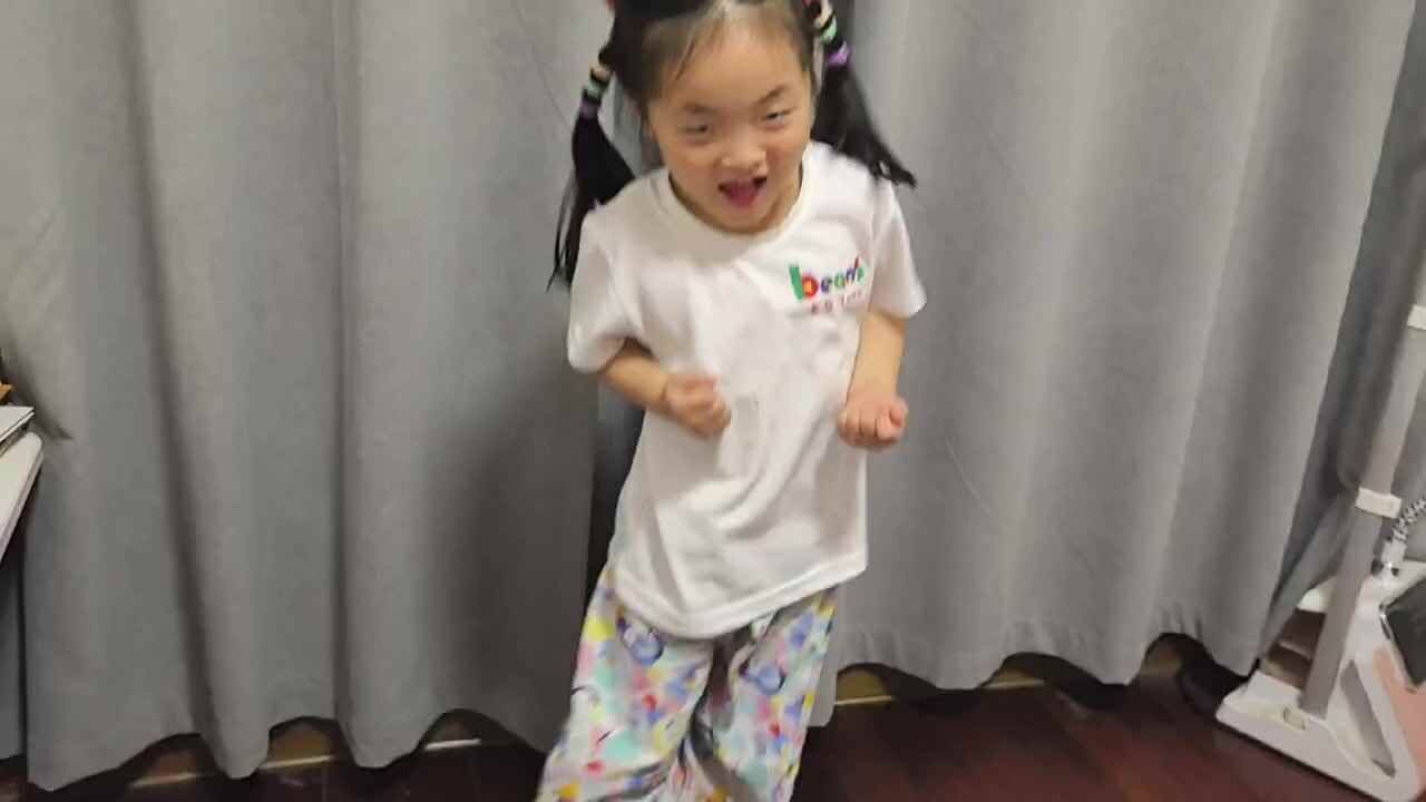 中A班2025.5.20艾琰茹—双脚左右跳