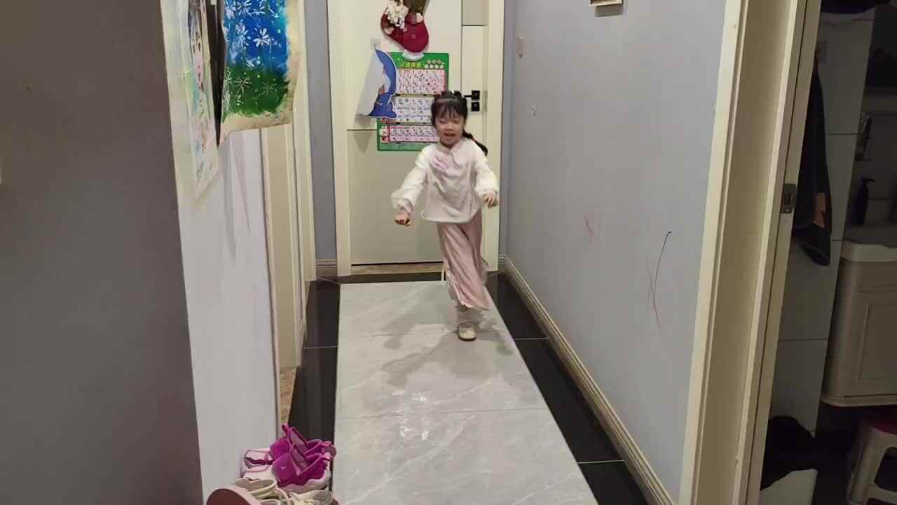 大B班 徐子伊  双脚交叉跳