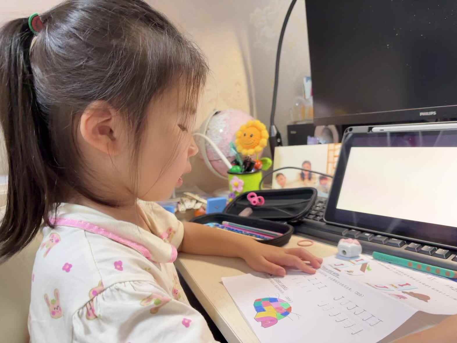 学前B班蒲依诺2025.6.25日书写朗读字母(I J).mp4