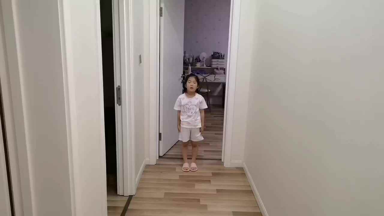 大b班宁汐言练习立定跳远