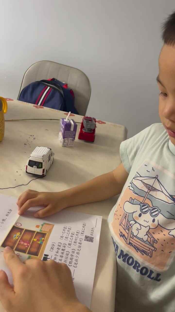小汽车、小熊、积木分别在柜子的那些位置