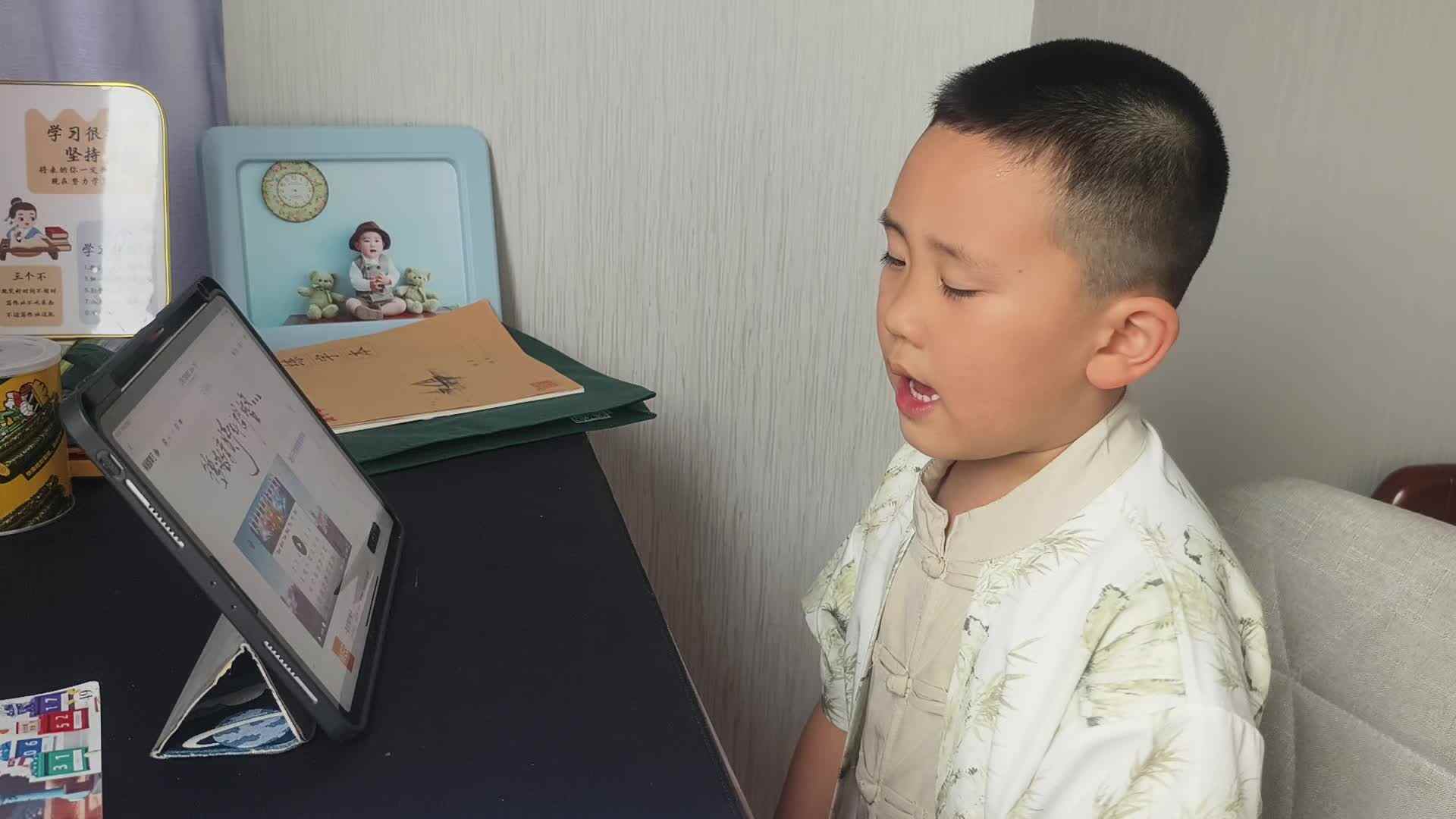 20250608大B班赵芃栎观看英语视频《July7月》&《August8月》