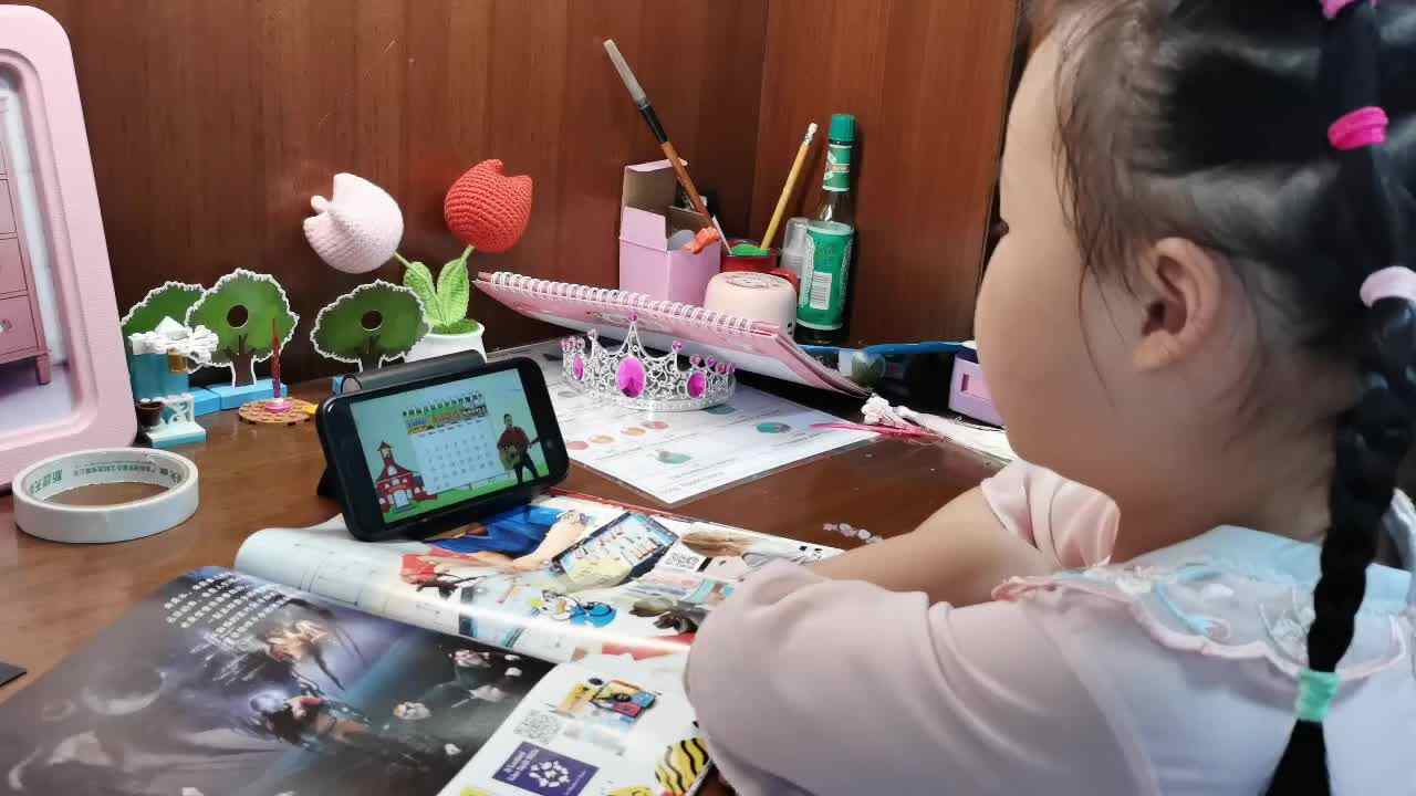 6.5大A班赵欣奕观看英语儿歌视频August