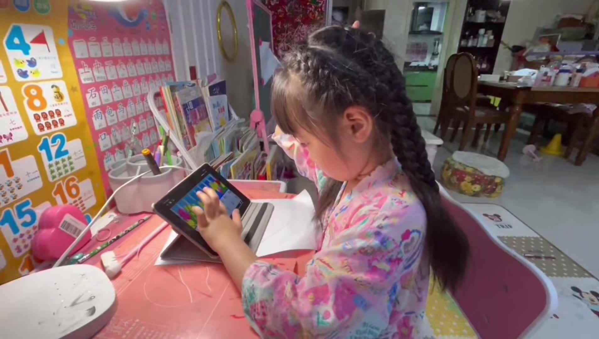 ⁣⁣20250601 大 B 班舒琳芯观看英语视频《May5 月》《june 六月》