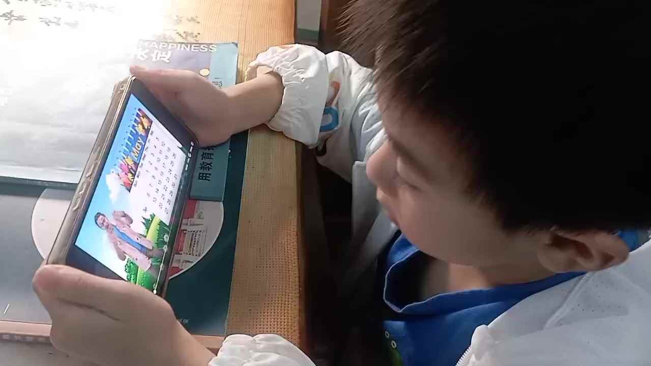 大b班刘倬宇看英语视频二20250602.mp4