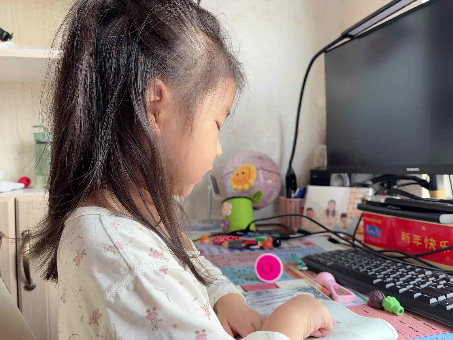 学前B班蒲依诺2025.6.14日指读古诗词(临安春雨初霁) .mp4