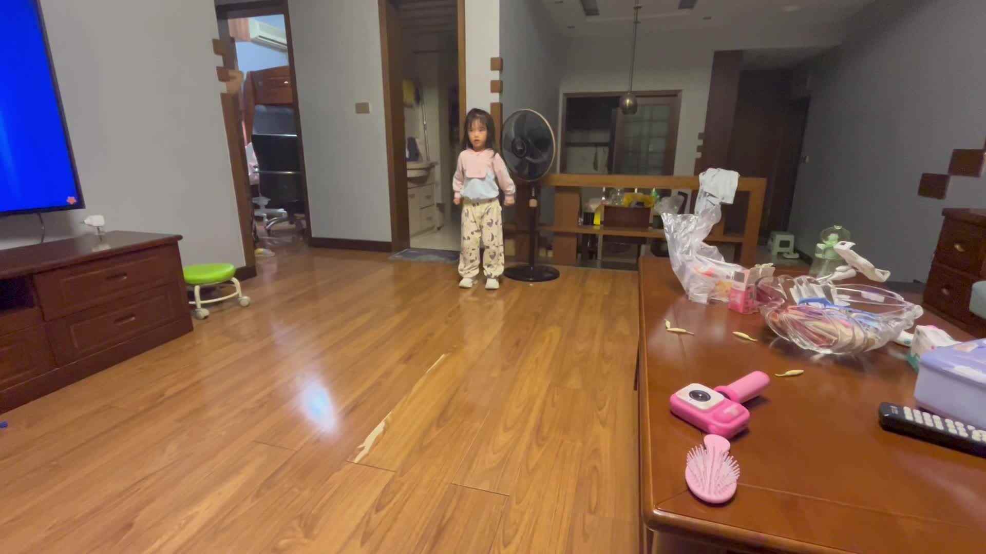 大B班李茵琪练习立定跳远