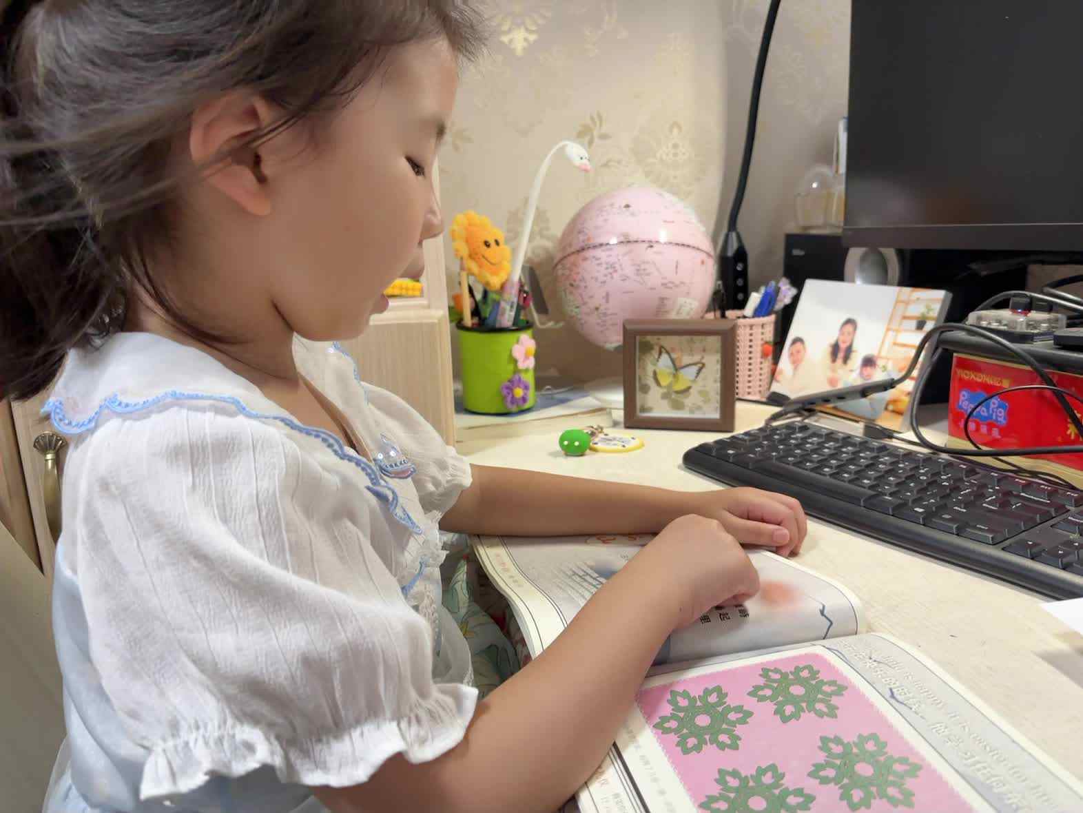 学前B班蒲依诺2025.6.9日指读古诗(观沧海).mp4