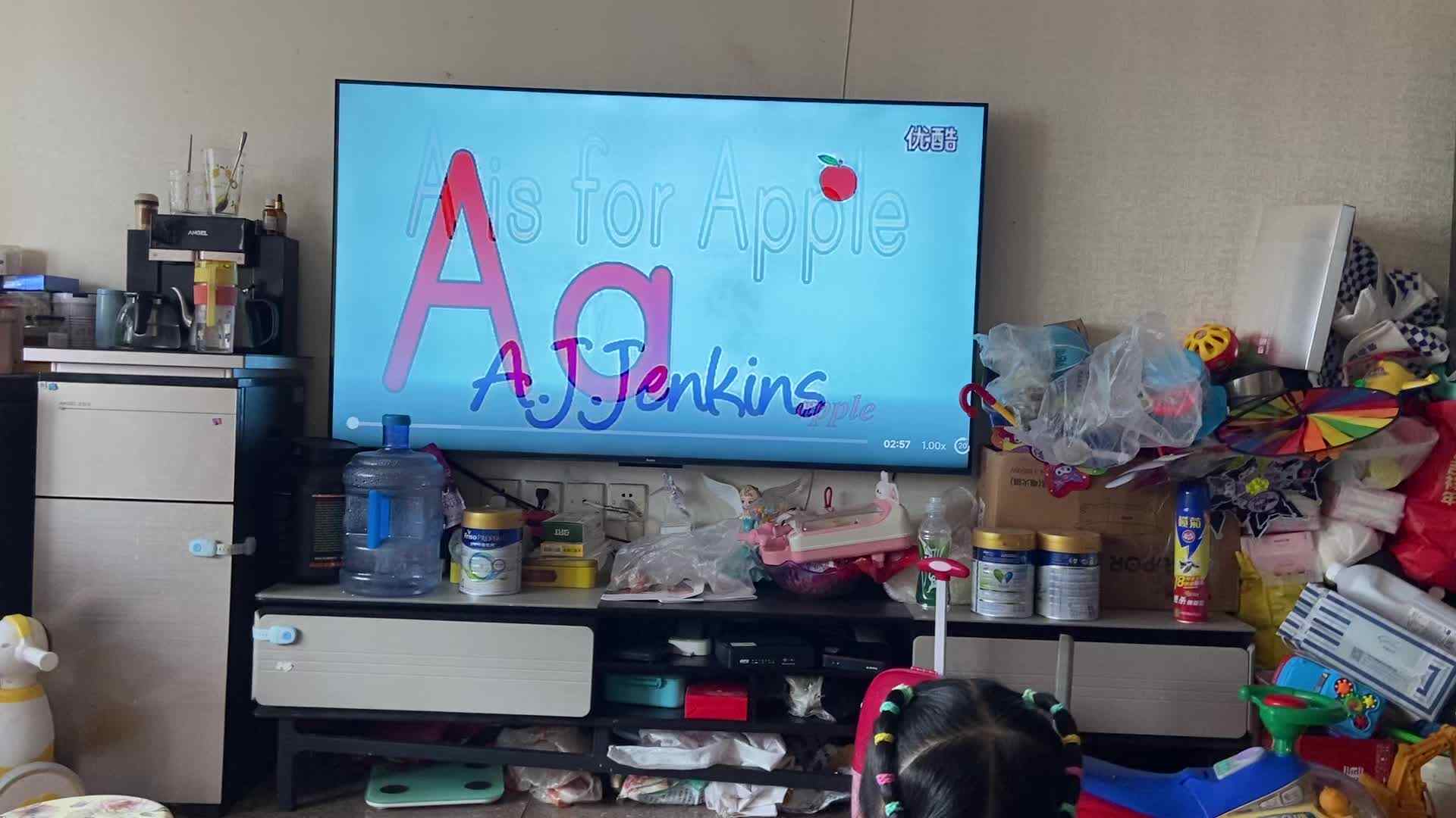 中A班2025.6.8张艺涵观看英文儿歌《A is for Apple》.mov