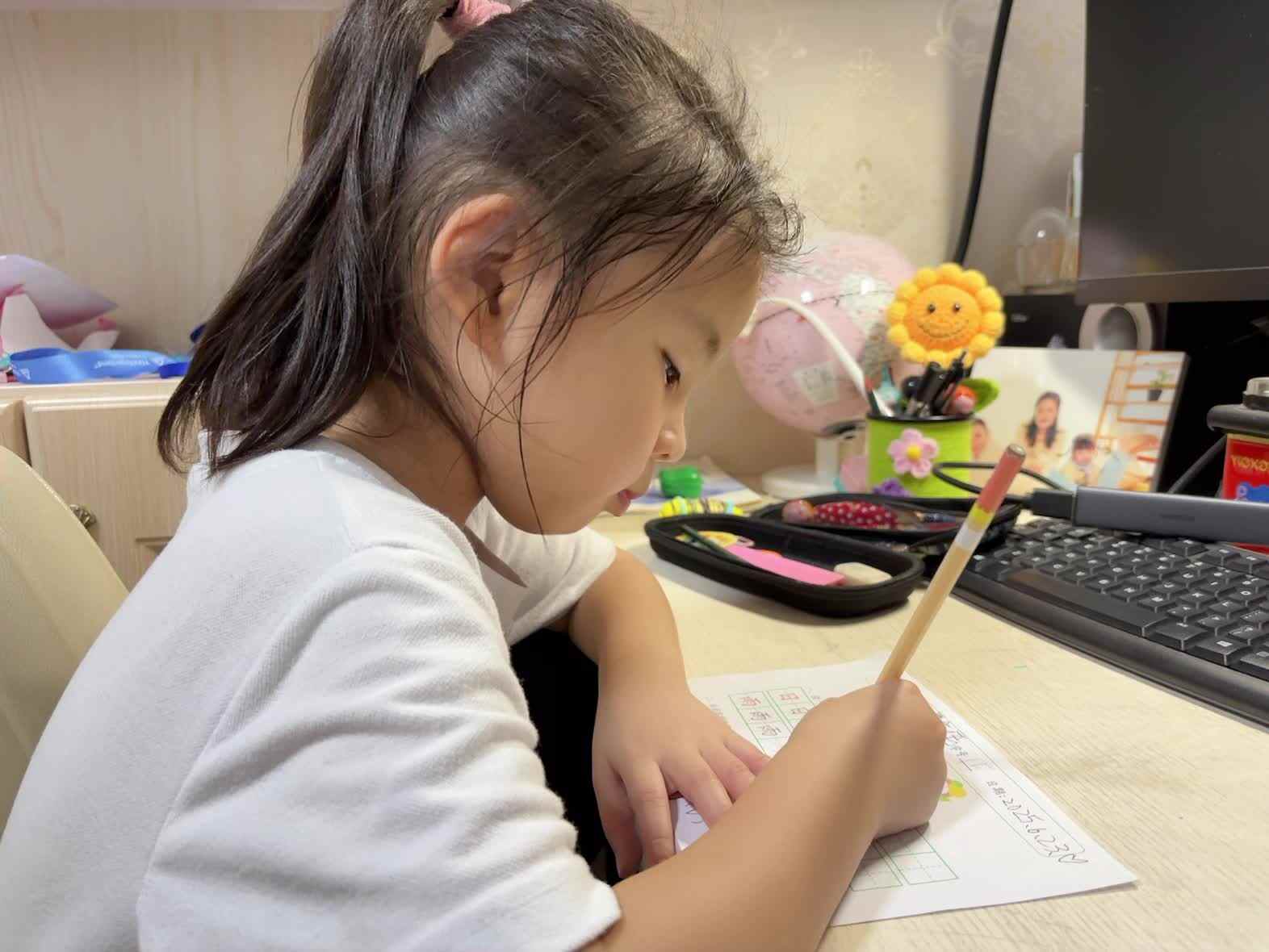 学前B班蒲依诺2025.6.23日书写朗读汉字(日 雨).mp4