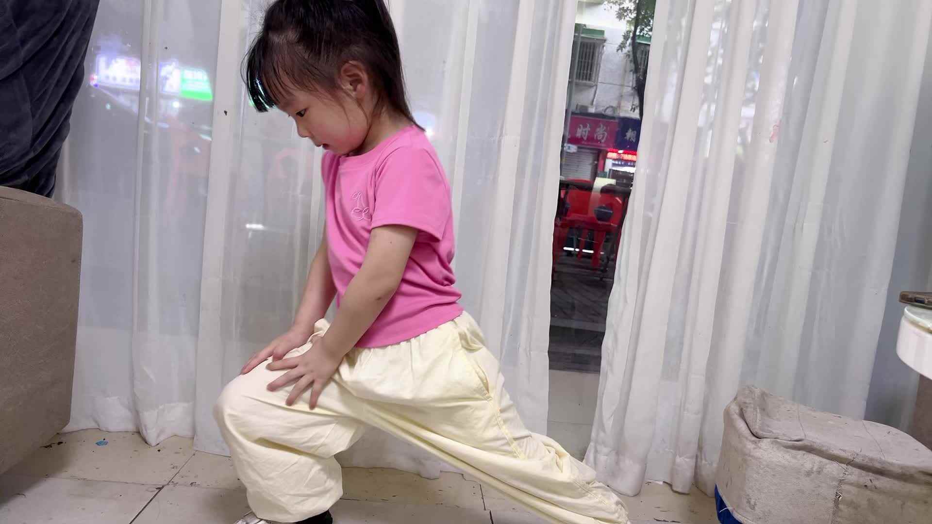 2025年6月20日中A班夏爱林～体能训练（弓步拉伸）