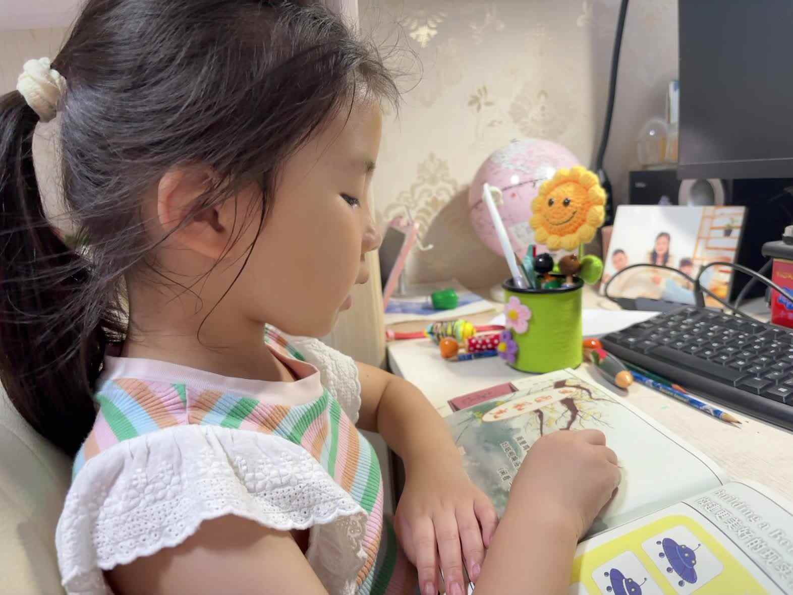 学前B班蒲依诺2025.6.19日指读古诗(雨过山村).mp4