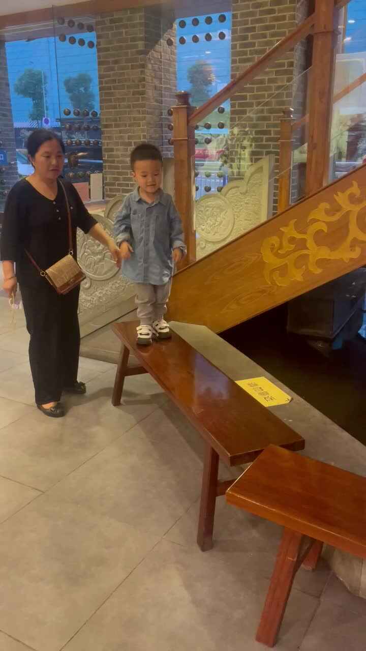 练习走平衡木
