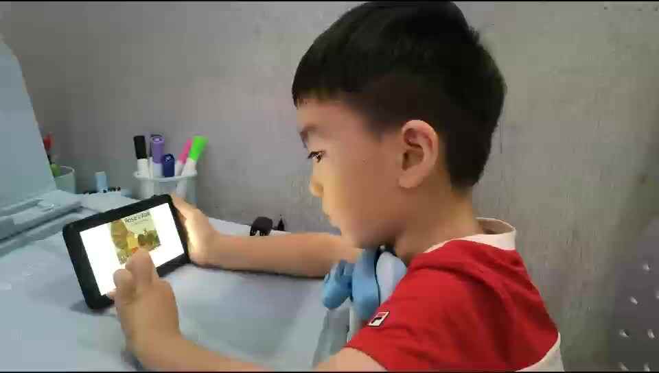 中A班蒋熠  2025.6.23   观看英语视频.mp4
