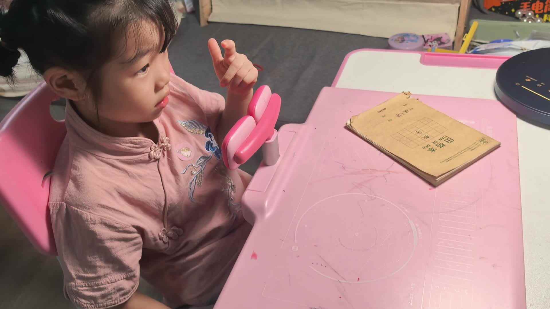 大B班 徐子伊 看英语视频