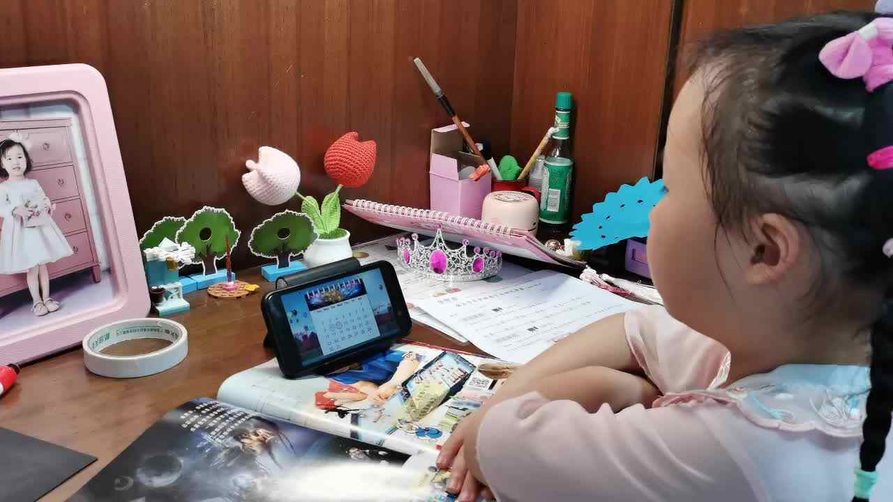 6.5大A班赵欣奕观看英语儿歌视频July