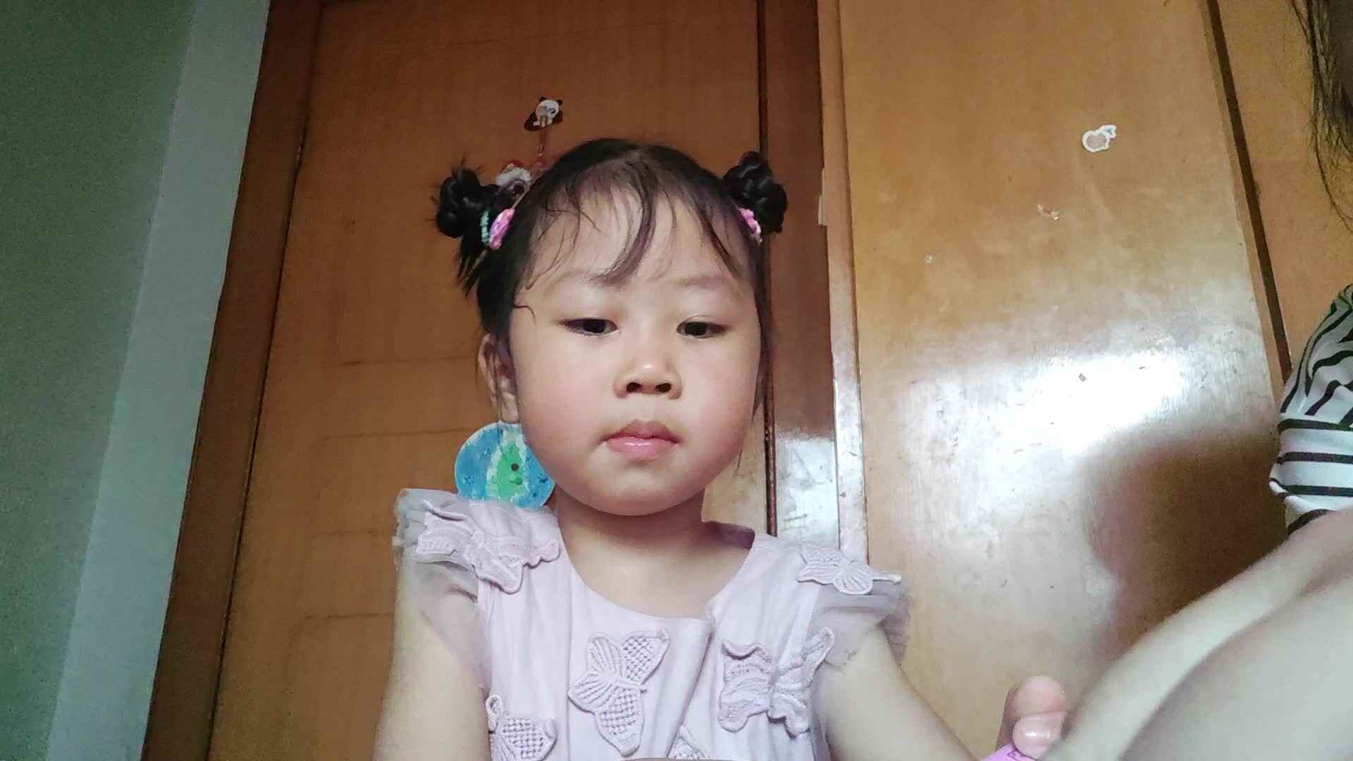中A班2025.6.5张艺涵-图形涂色.mp4
