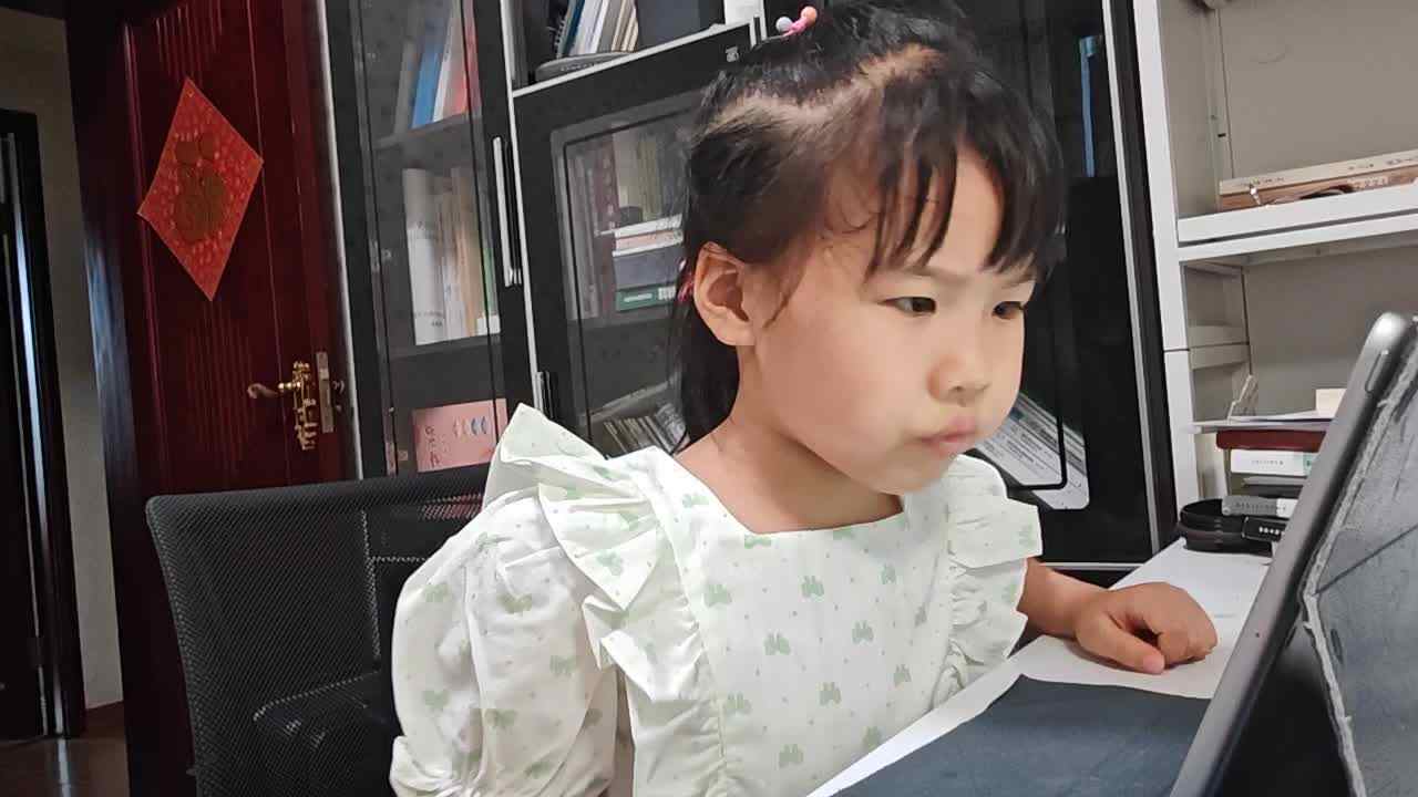 20250607大A于陈昱观看并指读《Months朗读示范》.mp4