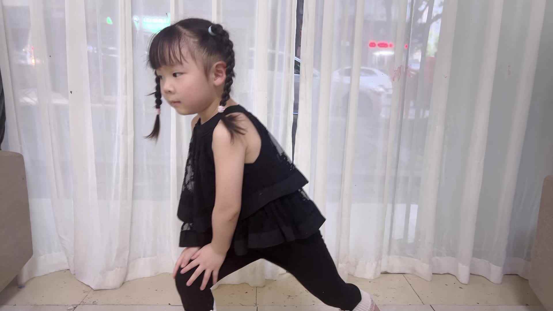 2025年6月17日中A班夏爱林～体能练习（压腿）